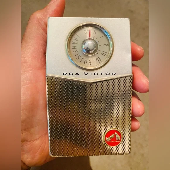 1960 RCA VICTOR Portable Transistor Radio - Picture 2 of 9